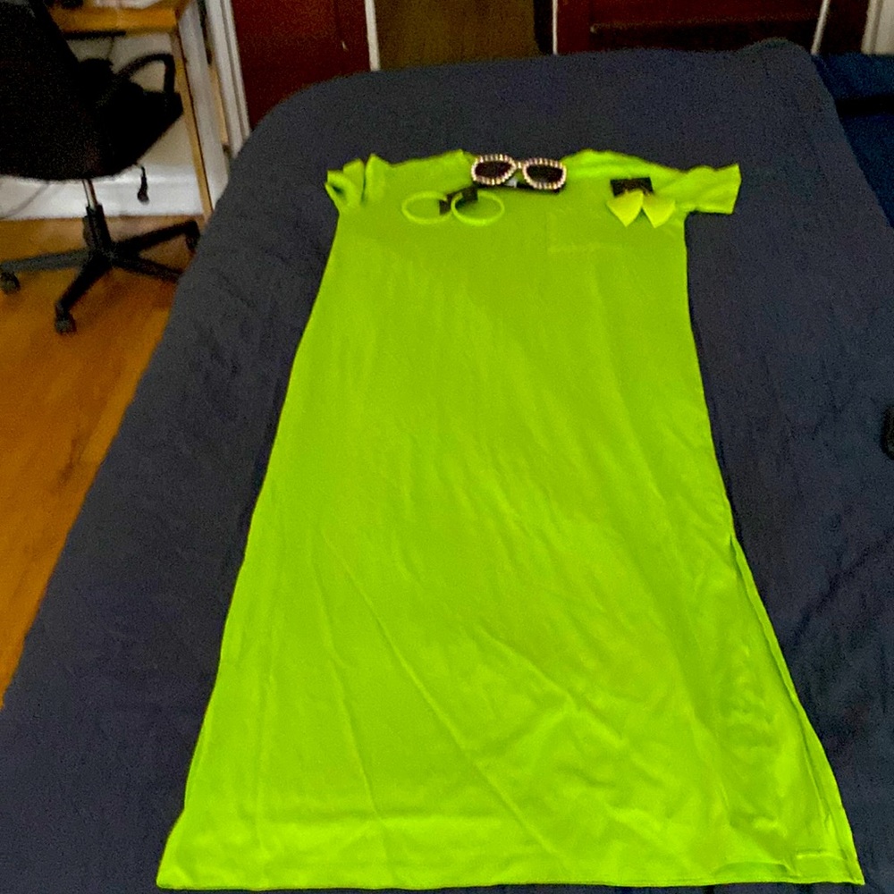 Heart and hip large dress with 2 pairs of earrings and sunglasses